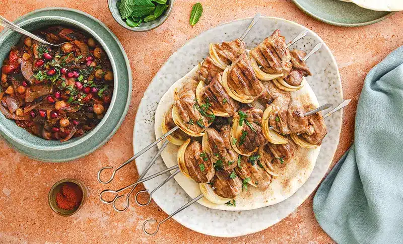 Brochettes de gigot d’agneau aux oignons, aubergines à la libanaise | A Vos Assiettes