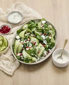 Salade de mâche roquette et concombre en tagliatelles, féta, noisettes et vinaigrette au tzatziki