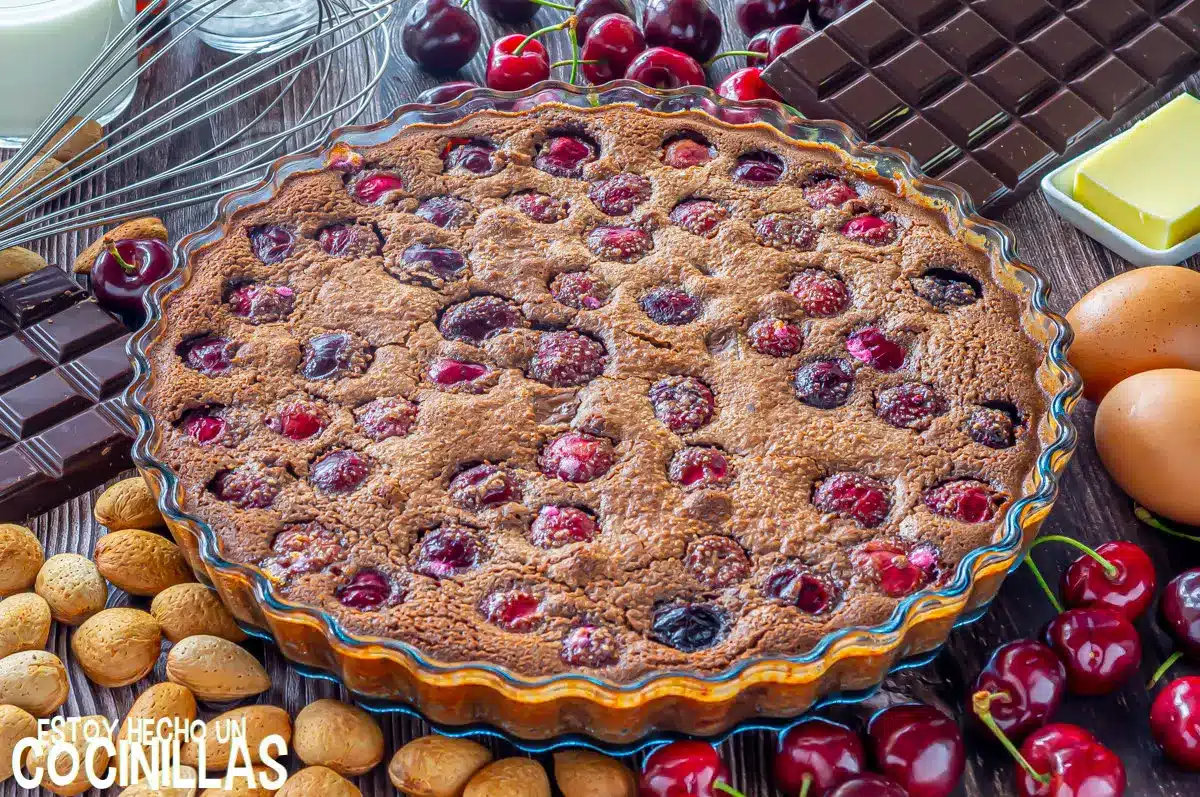 Receta de clafoutis de chocolate. Postre con cerezas muy rico 2 Recette de clafoutis au chocolat