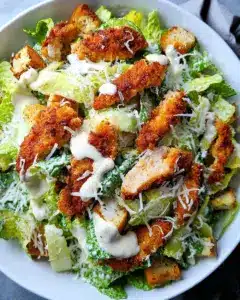 Salade César au poulet croustillant