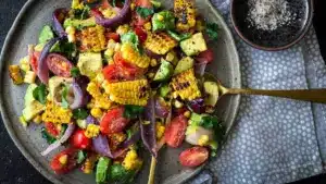 Salade de Maïs Grillé et Avocat aux Oignons Rouges Rôtis