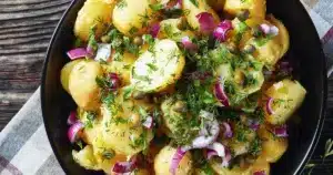 Salade de pommes de terre primeur aux oignons rouges, câpres et herbes fraîches