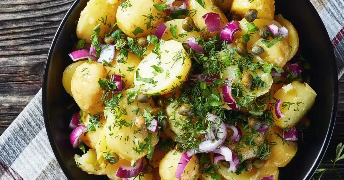 Recette Salade de pommes de terre primeur aux oignons rouges, câpres et herbes fraîches - 750g.com 2 Salade de pommes de terre primeur