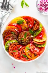 Salade de tomates anciennes à la vinaigrette aux câpres