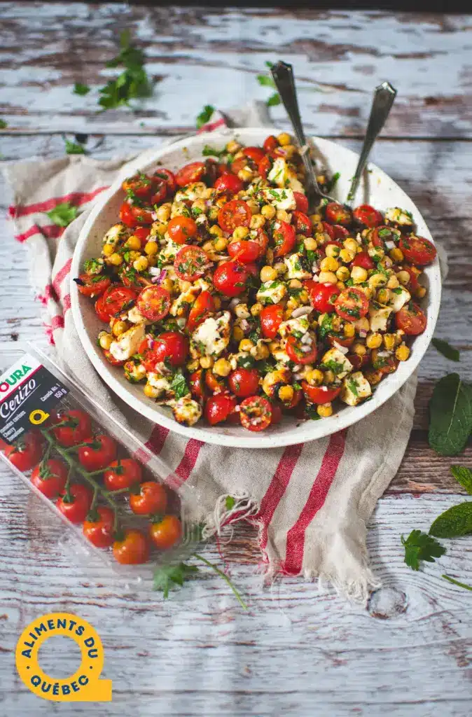 Salade de tomates cerises, pois chiches et halloumi grillé