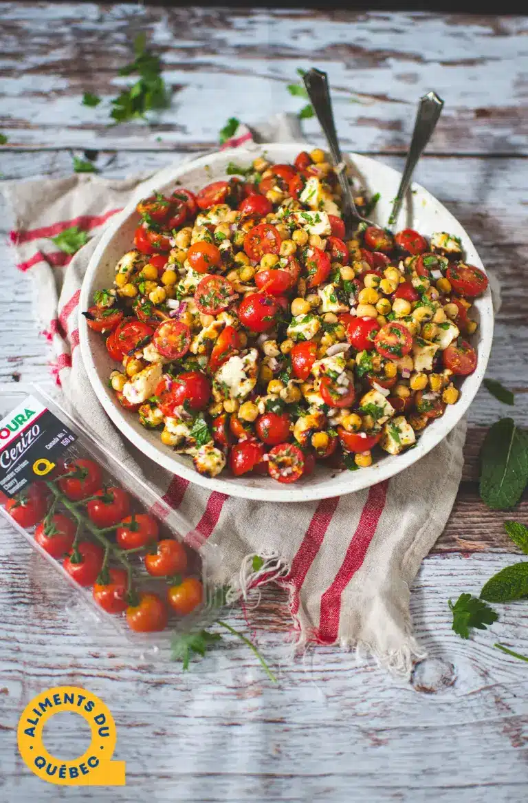 Salade de tomates cerises, pois chiches et halloumi grillé