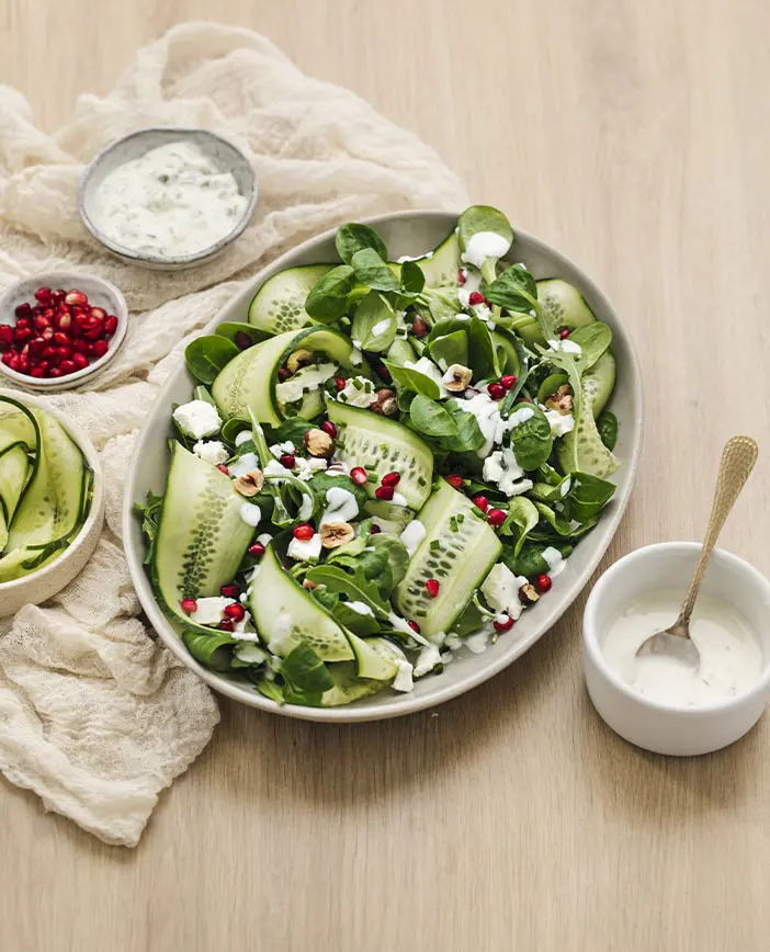Mache roquette & concombre en tagliatelles, féta, noisettes et vinaigrette au tzatziki – Florette