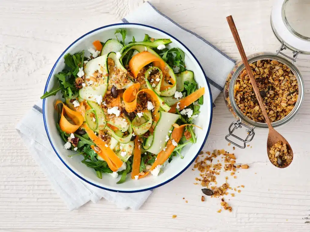 Salade printanière au granola salé | gourmandiz.be