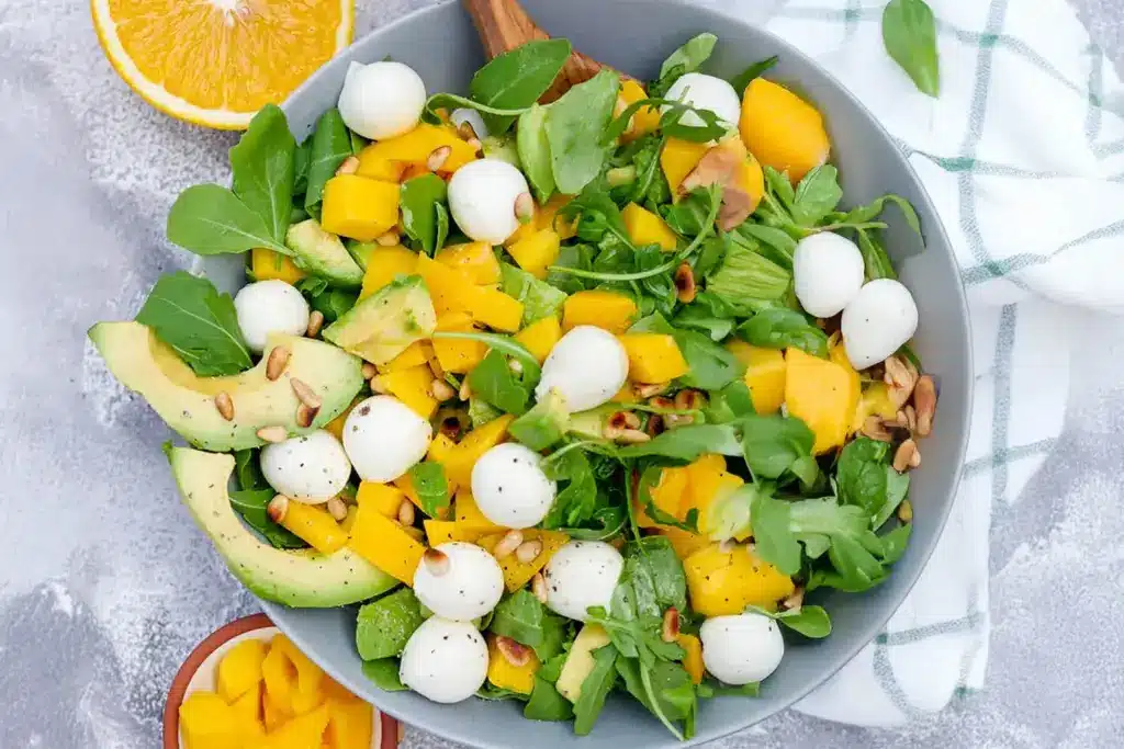 Rucola-Mango-Salat mit Pinienkernen