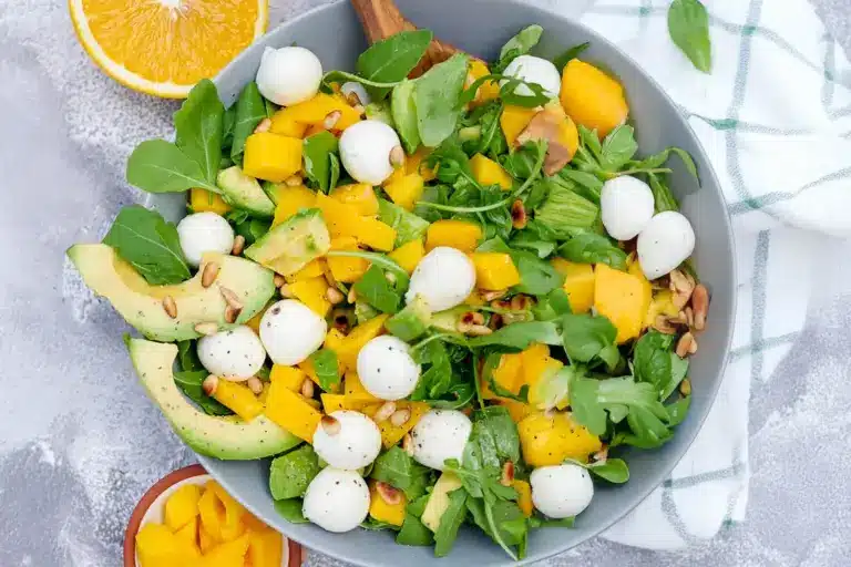 Rucola-Mango-Salat mit Pinienkernen