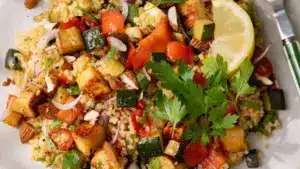 Taboulé méditerranéen au halloumi grillé et légumes rôtis