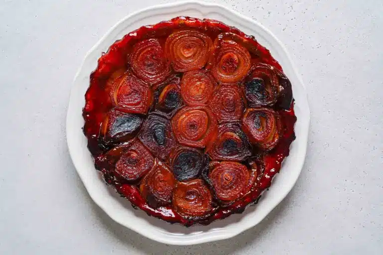 Tarte Tatin mit karamellisierten Zwiebel