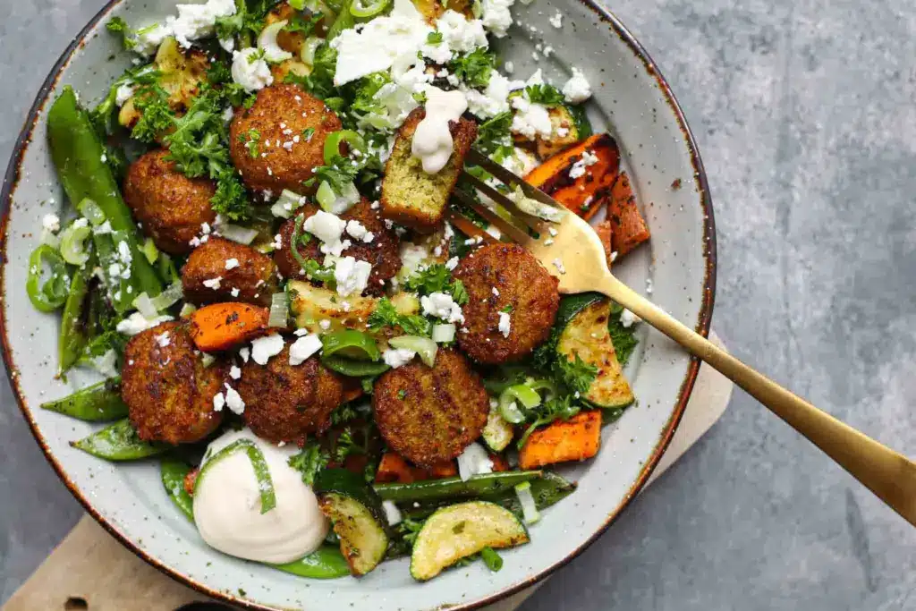 Eenpansgerecht met groenten, falafel en feta – Beaufood