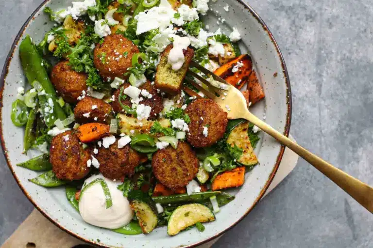 Eenpansgerecht met groenten, falafel en feta – Beaufood