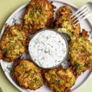 Beignets de courgettes grecs traditionnels (Kolokithokeftedes)