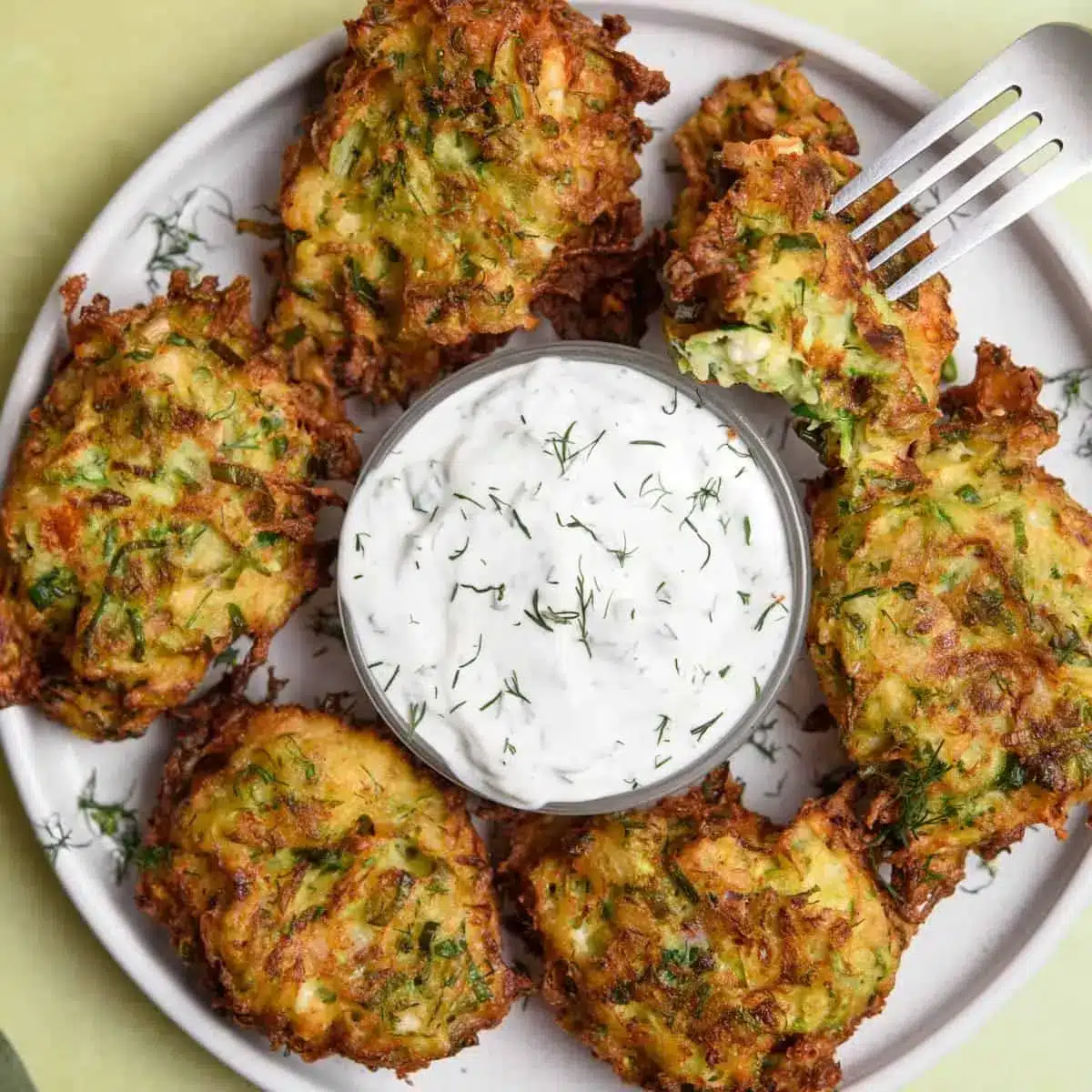 Greek Zucchini Fritters Recipe (Kolokithokeftedes) 2 beignets de courgettes grecs