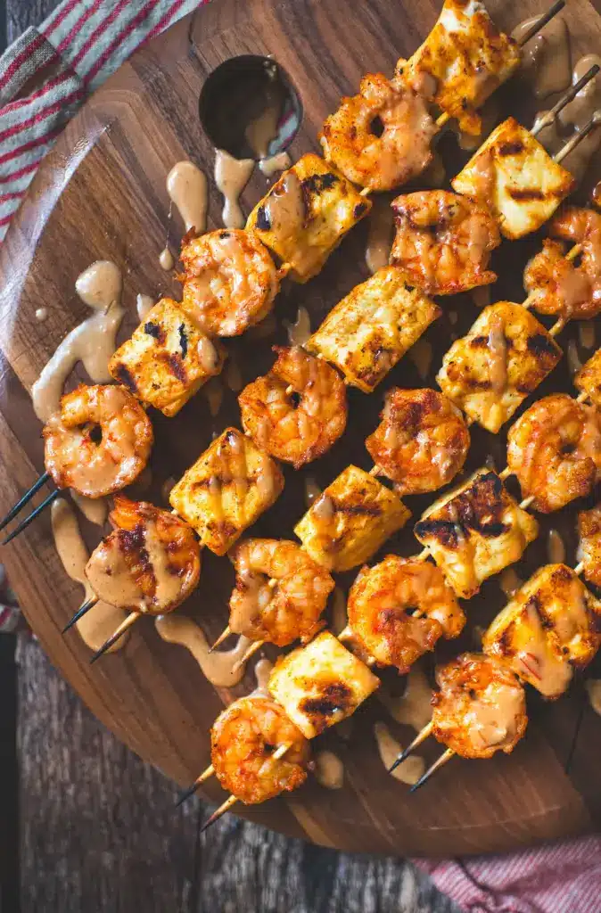 Brochettes de crevettes et halloumi avec sauce bang bang maison