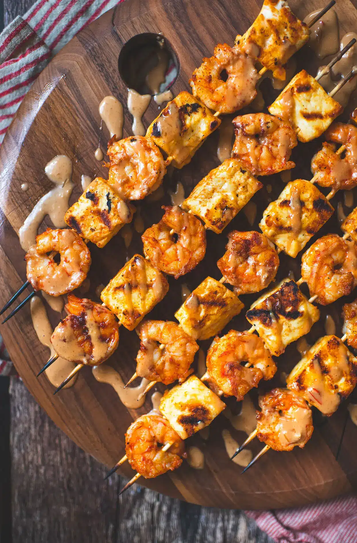 Brochettes de crevettes et halloumi avec sauce bang bang maison 2 brochettes de crevettes et halloumi