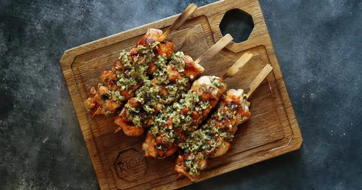 Kipspiesen met Knoflook & Parmezaan - BBQ Recepten - BBQ Junkie 2 brochettes de poulet parmesan ail