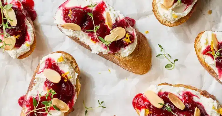 Crostinis au chutney de canneberges et feta fouetté