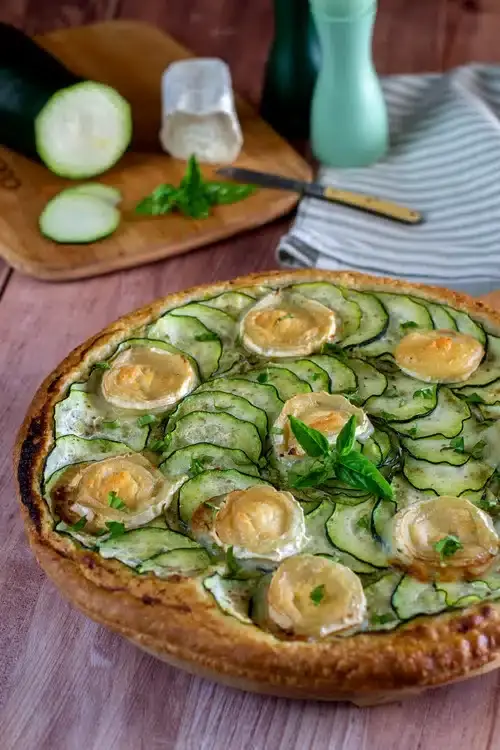 Tarte fine aux courgettes, chèvre et pesto : la recette estivale ultra simple et savoureuse