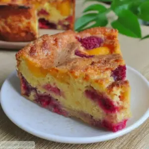 Flognarde aux abricots, framboises et rhubarbe