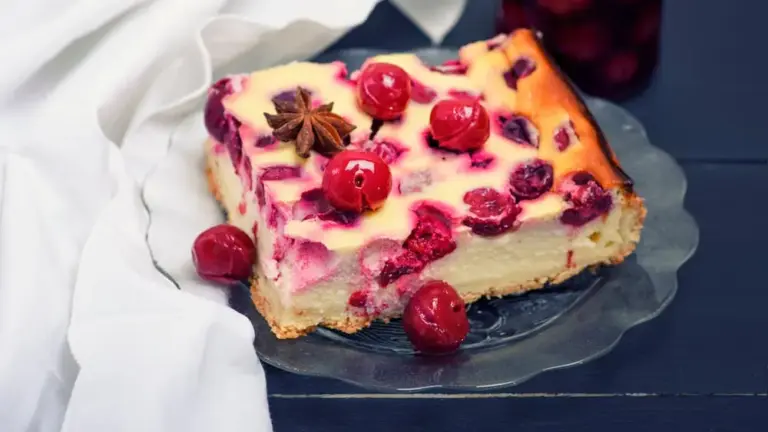 Voici un gâteau aux cerises et à la ricotta très gourmand, très moelleux et très simple à faire à la maison