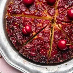 Gâteau renversé aux cerises et amandes