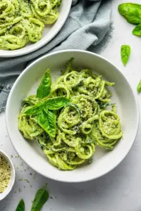 Nouilles de Courgettes au Pesto d’Avocat Cru