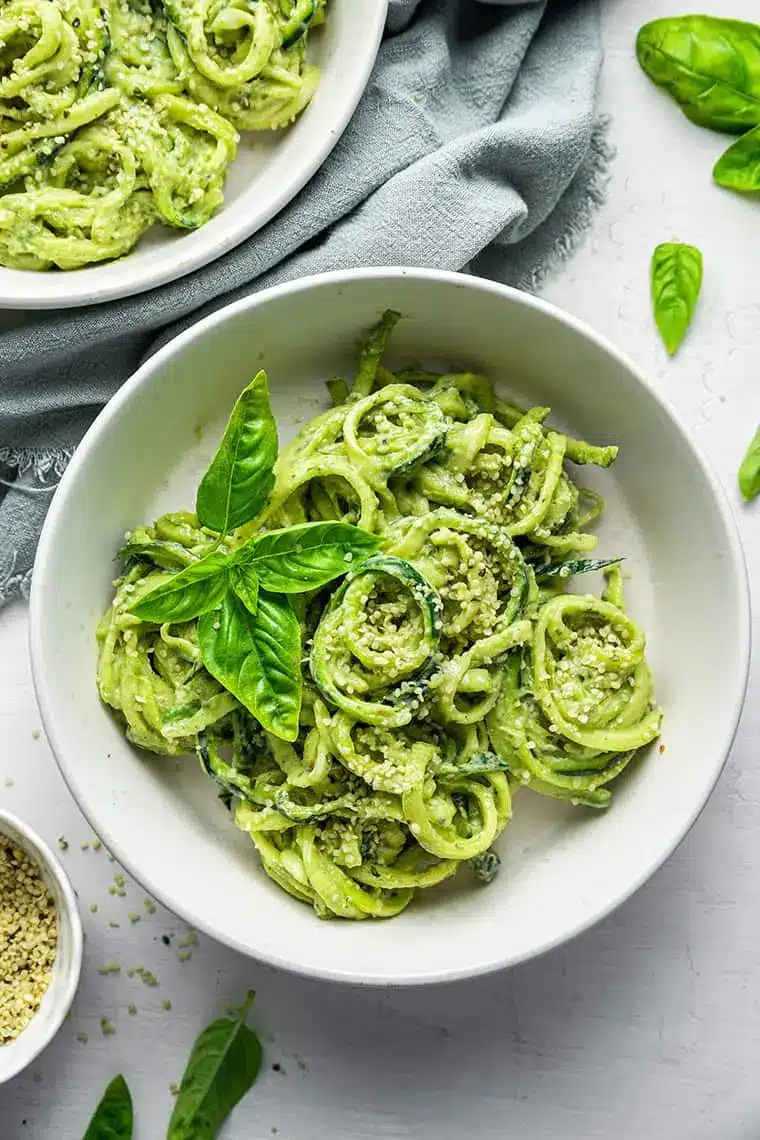 Creamy Avocado Pesto Zucchini Noodles – A Healthy Zoodles Recipe!
