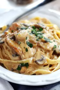 Pâtes au poulet et sauce crémeuse aux champignons