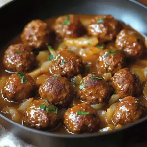Boulettes de bœuf à la sauce aux oignons caramélisés
