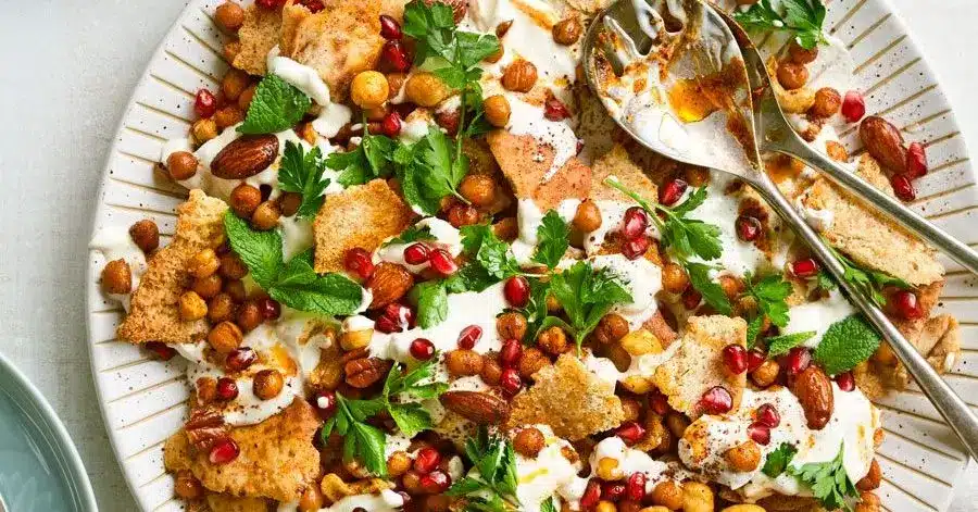 Salade libanaise de pita croustillante, pois chiches et yaourt (Fatteh)