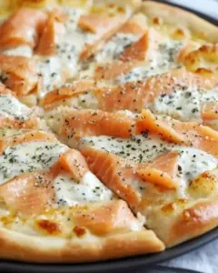 Pizza blanche au saumon fumé et crème fraîche