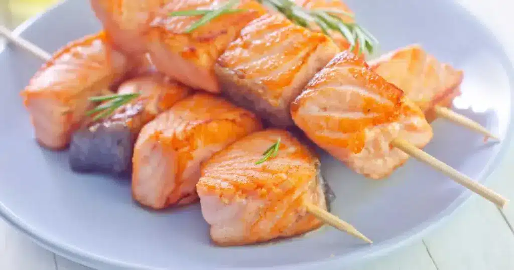 Barbecue, poêle, plancha : 5 délicieuses recettes de brochettes de poisson