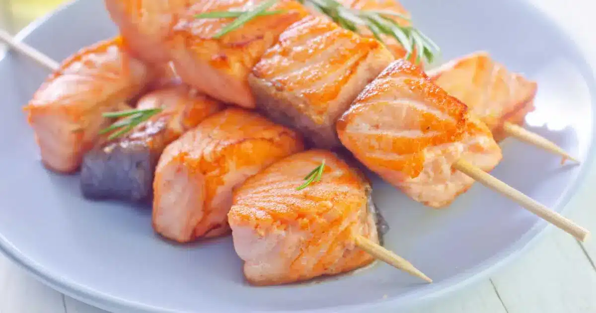Barbecue, poêle, plancha : 5 délicieuses recettes de brochettes de poisson 2 recettes de brochettes de poisson