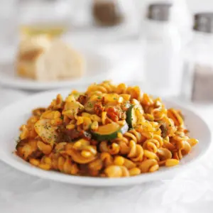 Linguines de courgette à l’avocat et pois chiches