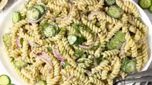 Salade de pâtes au pesto rouge et légumes