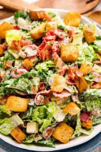 Salade estivale composée aux légumes croquants