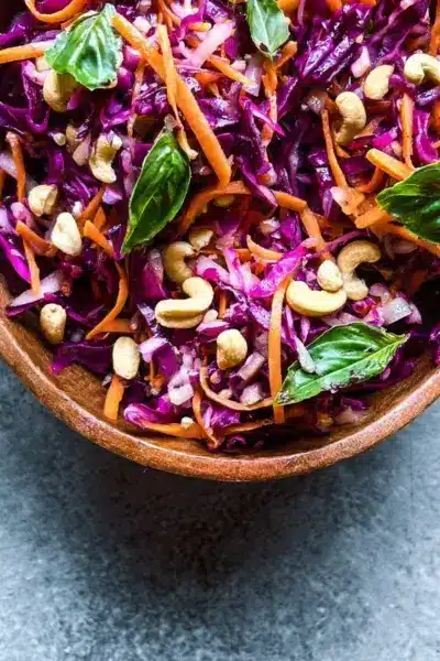 Salade asiatique de chou rouge, carottes, noix de cajou et basilic