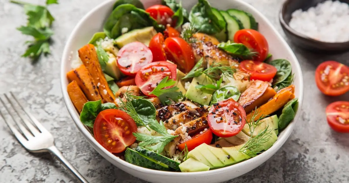 Recette Salade complète de poulet grillé aux patates douces, avocat, tomates cerises et couscous - 750g.com 2 salade complète poulet patate douce