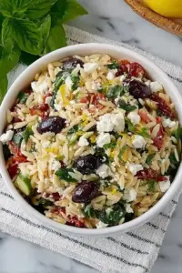 Salade d’orzo maison à la feta et aux tomates séchées