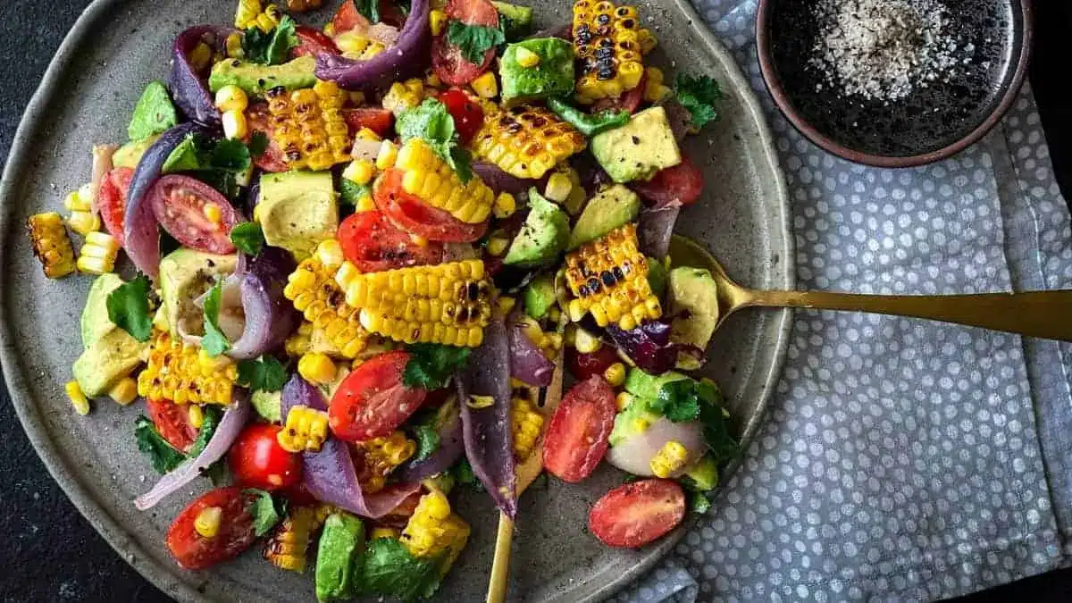 Charred Corn Avocado Salad with Roasted Red Onions 2 salade de maïs grillé et avocat