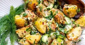 Salade de pommes de terre rôties aux herbes et pistaches