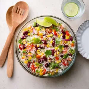 Salade de riz mexicaine fraîche et colorée