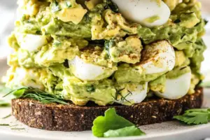 Salade d’avocat aux œufs crémeuse