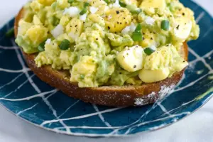 Salade d’œufs onctueuse à l’avocat
