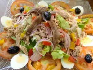 Salade Niçoise traditionnelle