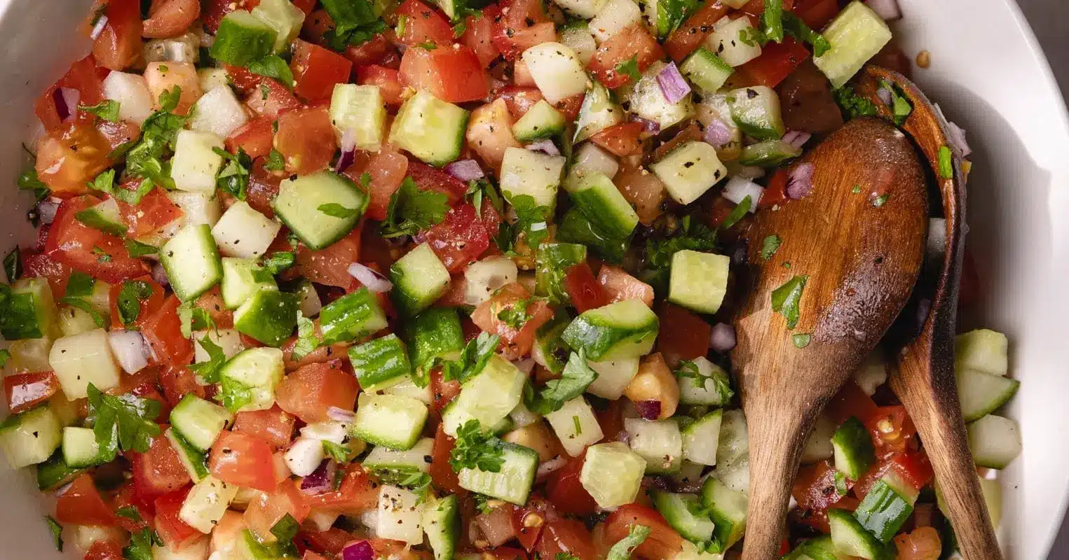 Recette de Salade Shirazi : Une Salade Iranienne Fraîche et Savoureuse | hellonélo 2 salade shirazi