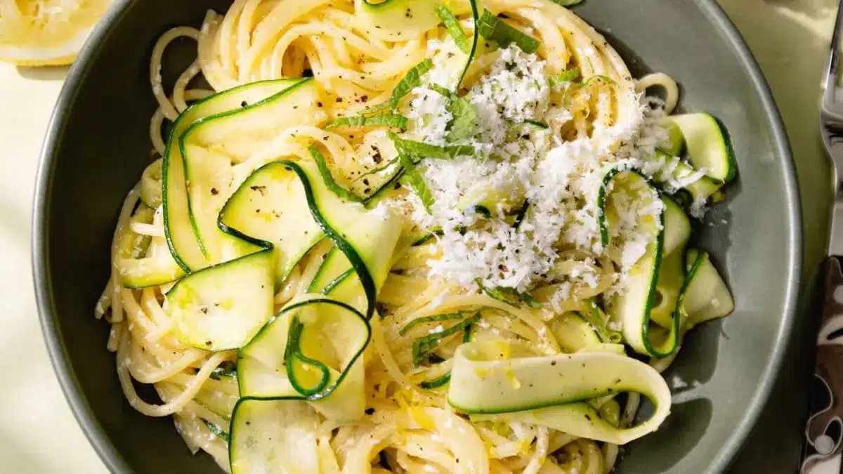 Pasta con zucchine e menta : recette italienne aux courgettes et ricotta salata | hellonélo 2 spaghetti courgette menthe ricotta salata